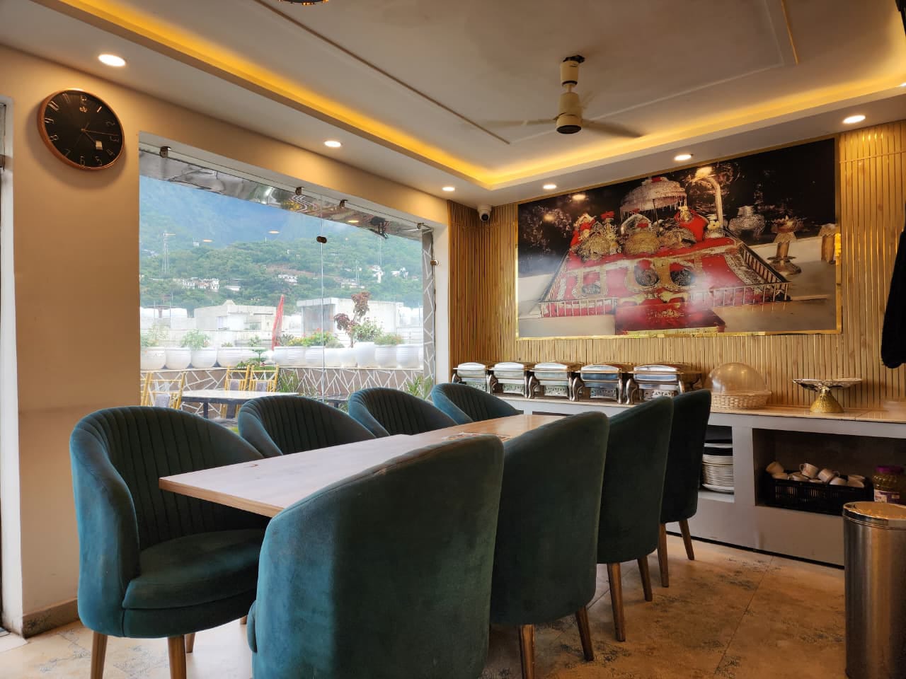 In-house restaurant with valley-facing windows