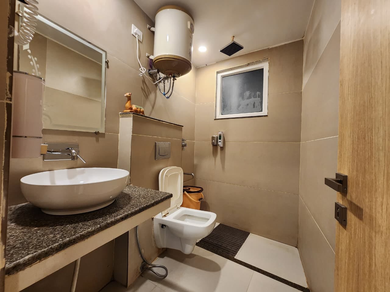 Clean en-suite bathroom with 24x7 hot water